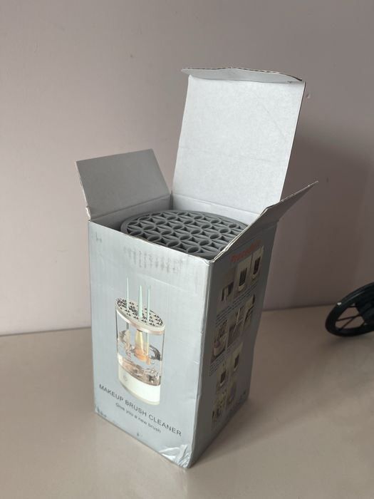 Чисто нова електрическа машинка за почистване на четки за грим