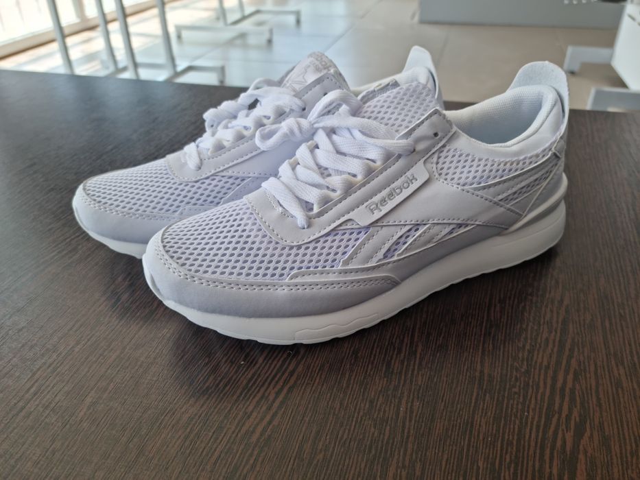 Кроссовки цена 19900тг