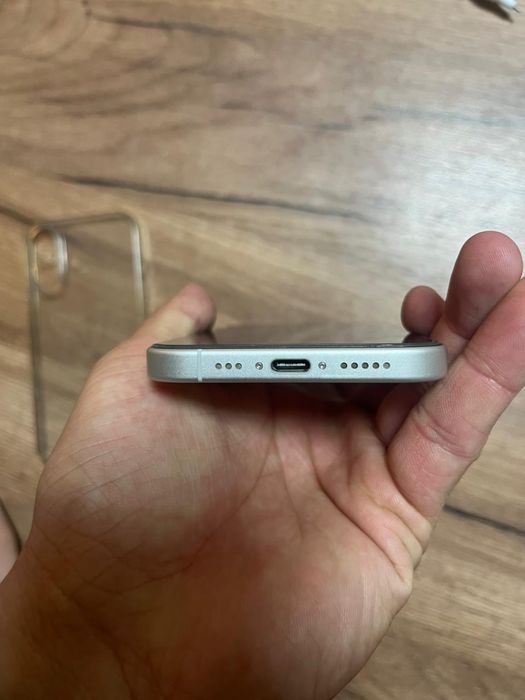 Iphone  16  белый