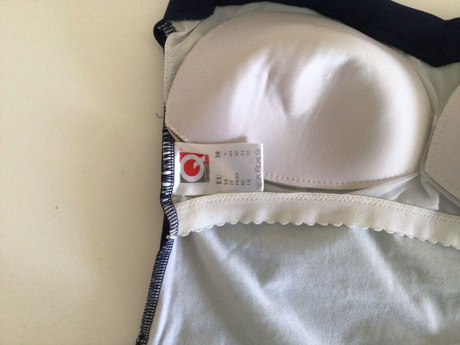 Дамски еднокомпонентен бански тип бандо. Размер 38