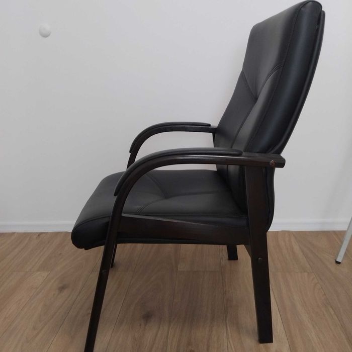 Scaune comode, piele ecologica neagra.