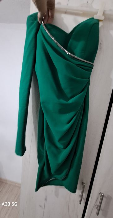 Rochie, mărimea S, cu o singură mânecă.