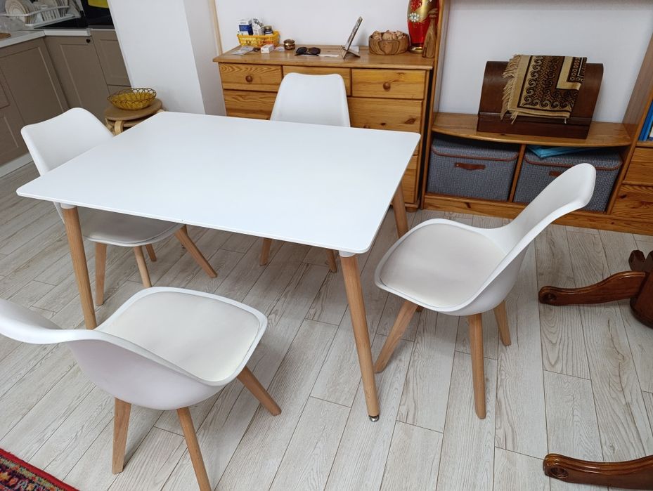 Стол и стулья в комплекте