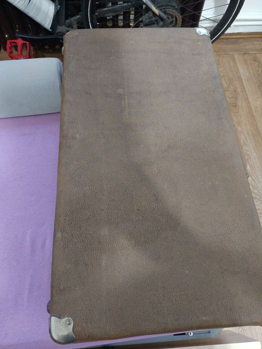 Valiza piele vechea  de colectie decor 1968