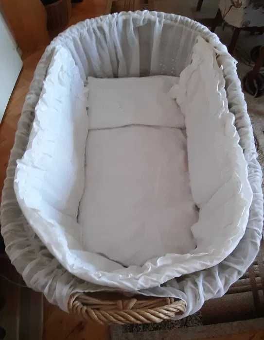 Плетен бебешки кош с аксесоари