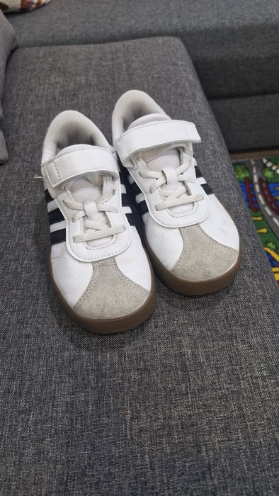 Adidasi adidas mărimea 32