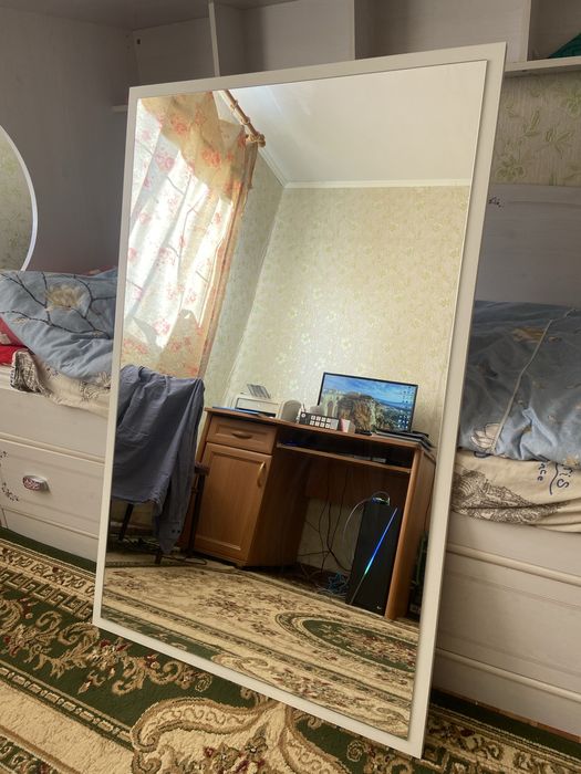 Зеркало в белом обрамлении прямоуголное