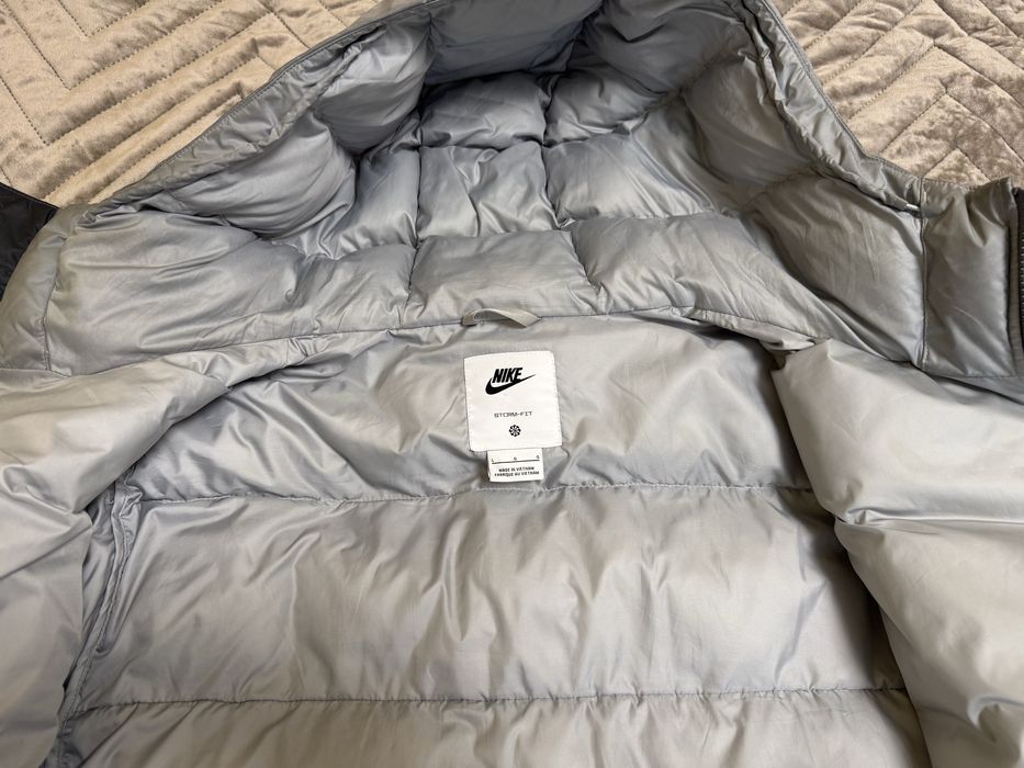 Geacă Nike puffer cu glugă – ideală pentru sezonul rece