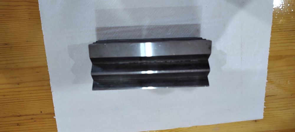 Продавам шлосерска призма и два пистолета за въздух