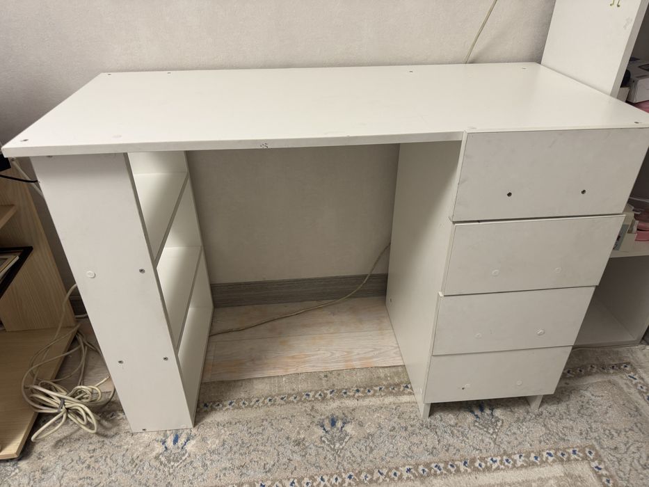 Продам стол со стеллажом