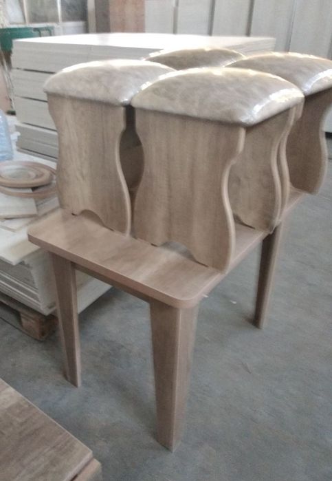 Стол и табуретки хорошего качества