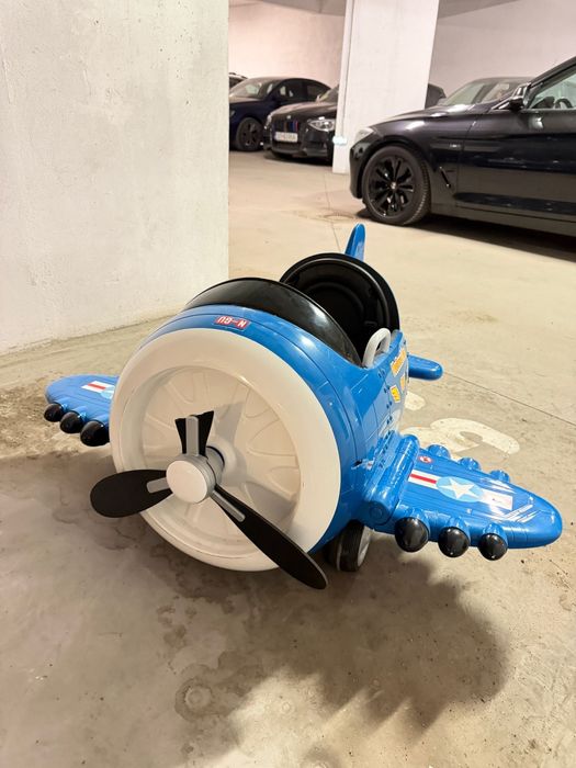 Vand avion electric cu telecomanda se poate conduce si normal