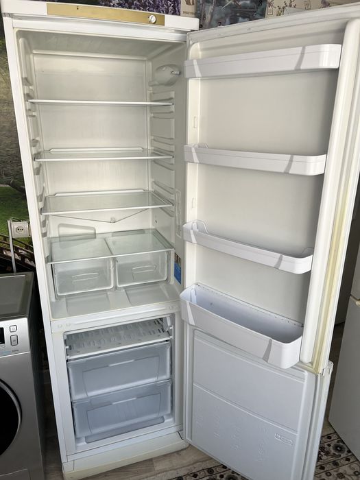 Продам Холодильник с Машинкой