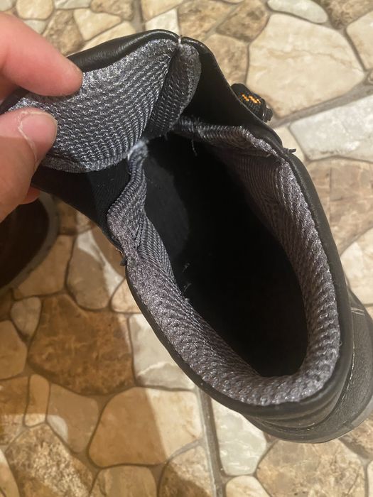 Рабочие (или спец) ботинки с металлоподноском