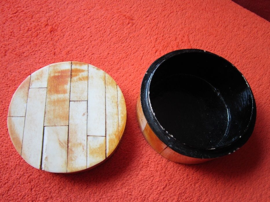 Cutie din lemn si os-Vintage, lucrata manual-un cadou inedit
