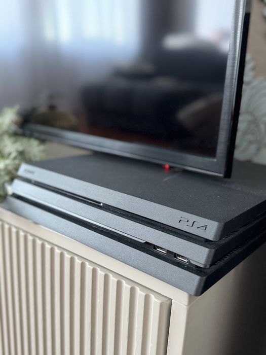 Sony playsation 4pro и 2 контроллера/джойстика