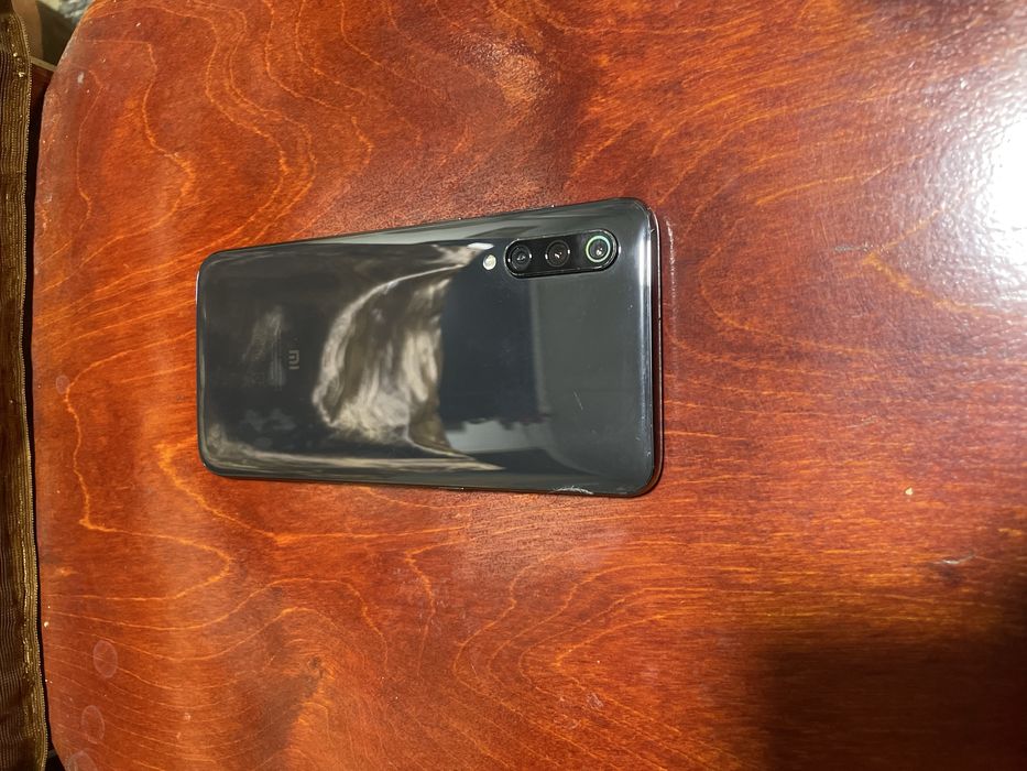 Xiaomi Mi 9 Lite. Holati ideal. Xotirasi 6/64gb. Narxi kelishsiladi