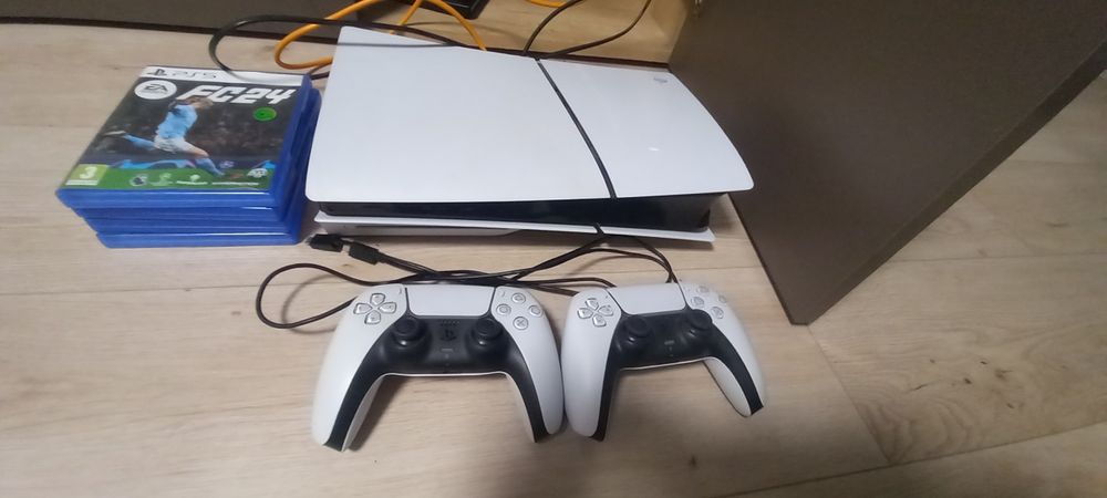 PS5+2 manete+ 4 jocuri