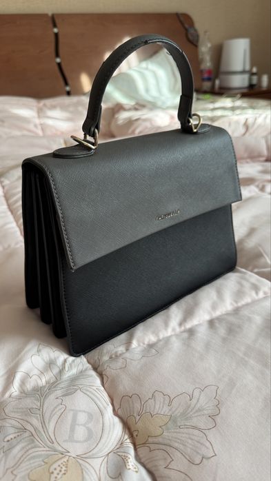 Сумка в хорошем состоянии ремешок есть