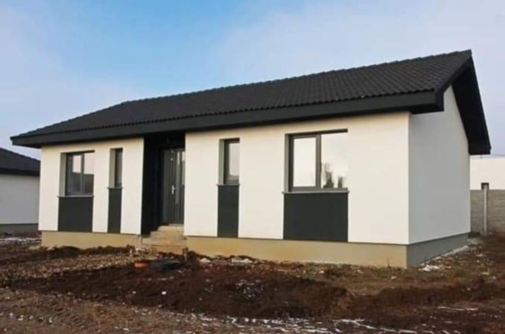 Vând casă pe structură metalică timp panouri sandwich