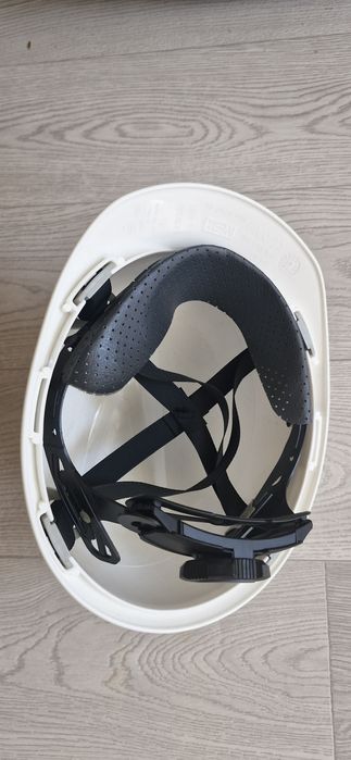 Каска белая новая