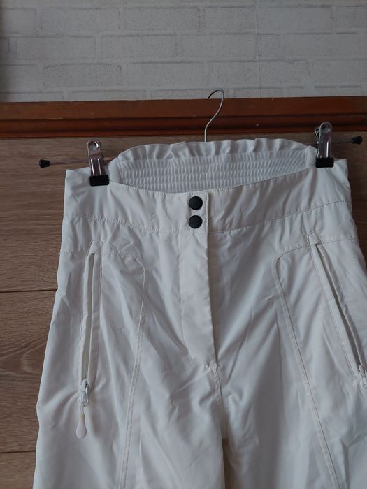 Розов гащеризон и бяло ски долнище