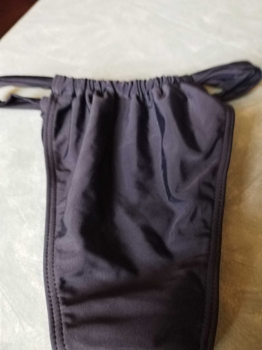 Slip baie negru, care se poate strange de la: Sihwi. Marimea: EUR: 34!