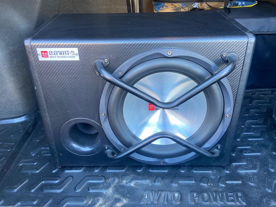 Сабфурер Element-5 в машину