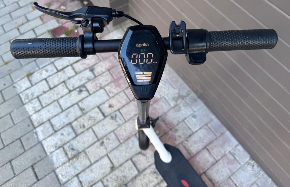 Amanet F28: Trotineta electrica Aprilia E SRZ