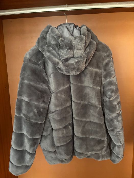 Стилно дамско палто от еко косъм с качулка – много топло и запазено