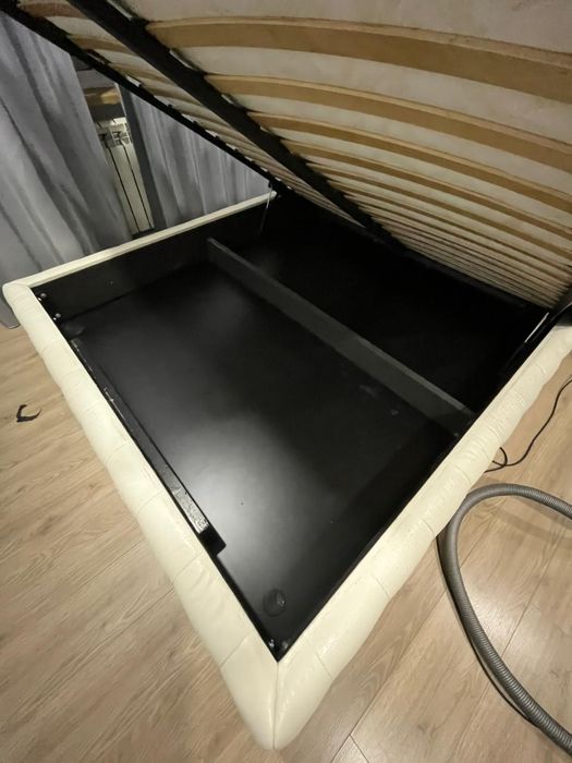 Продам двуспальную кровать