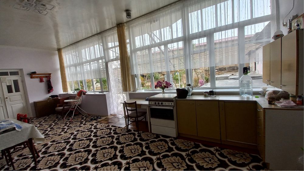 Urgut shahar markazida katta yer uchastkali uy.