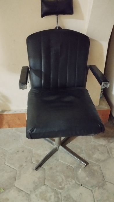 Парикмахерские кресло