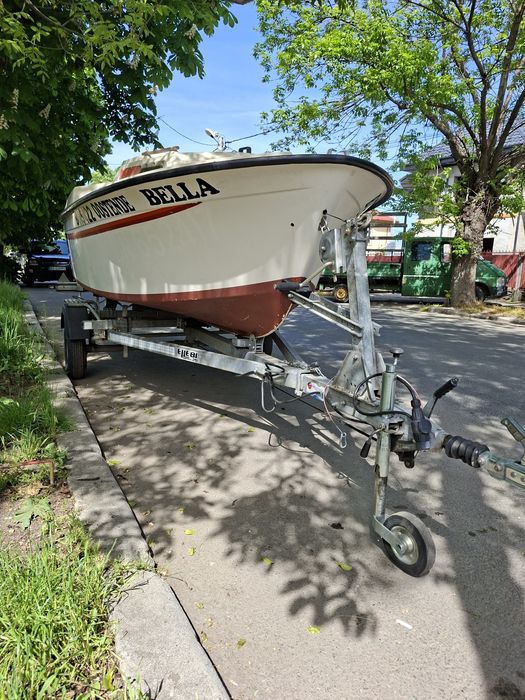 Barca Beneteau semicabinata cu peridoc Ellebi