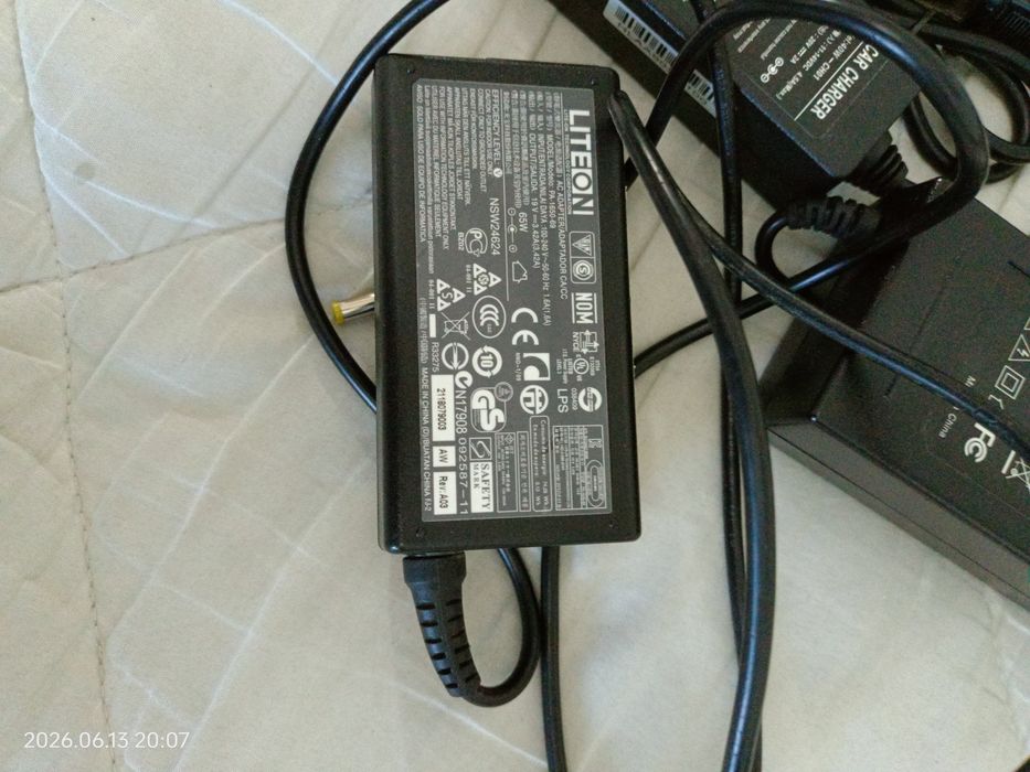 Alimentatoare laptop diverse, toate funcționale.