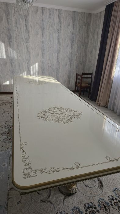 Стол для гостей.