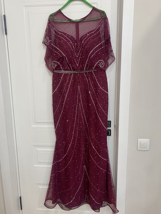 Бордовое вечернее платье