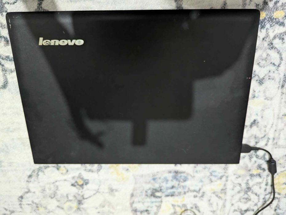 ноутбук Lenovo в рабочем состоянии