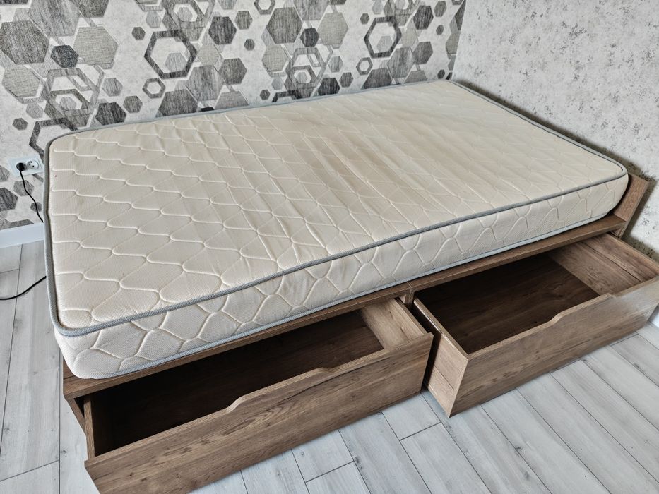 Продам кровать полторашка