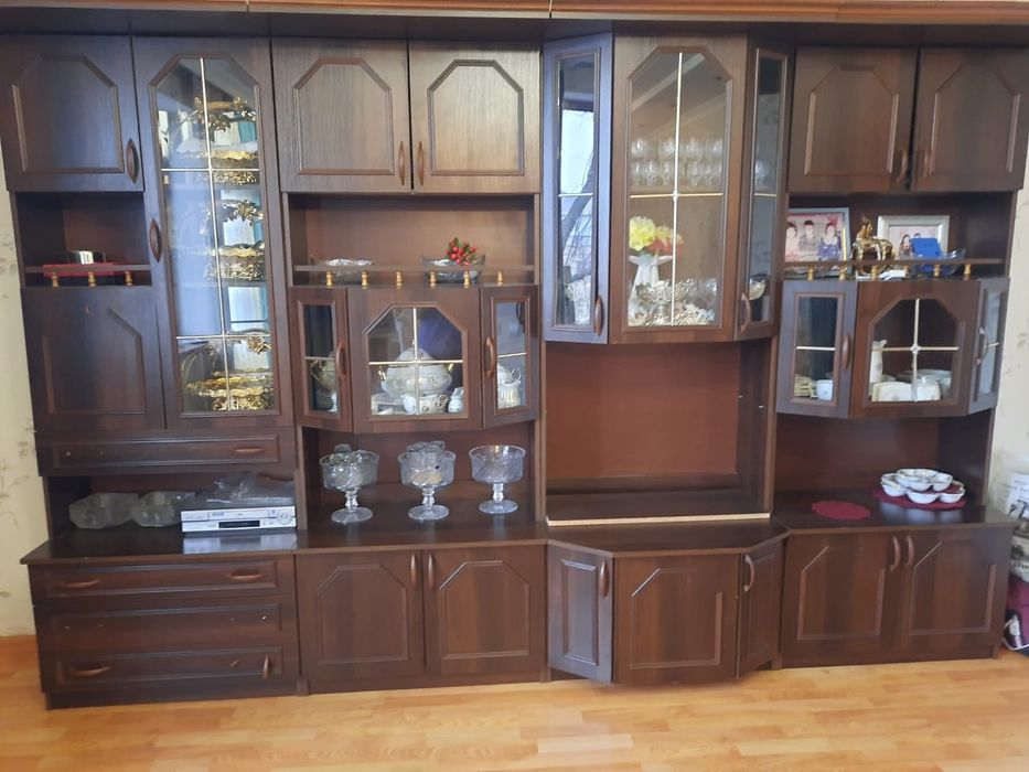 Стенка коричнего цвета