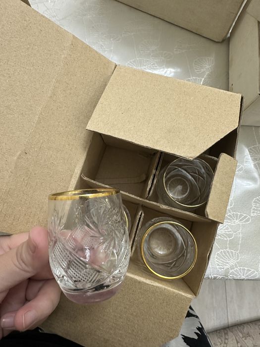 стеклянные бокалы