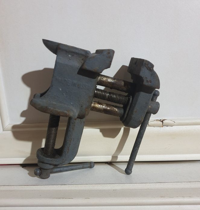 Часовникарско менгеме с наковалня и автоматични отверки