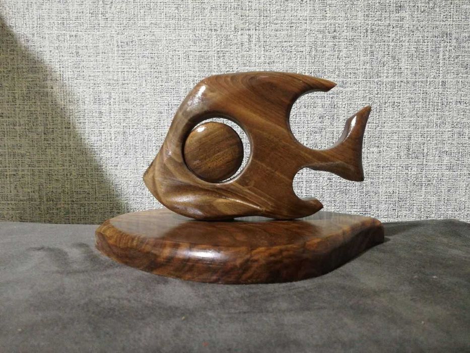 Рыбка из ореха .Ручная работа