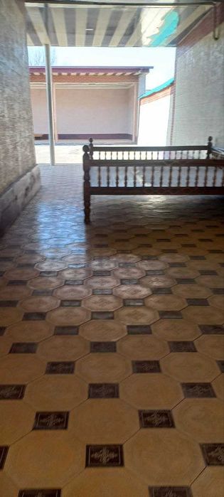 Hovli uy sotiladi guliston