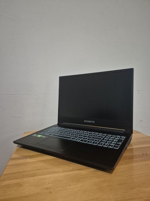 Геймърски Лаптоп Gigabyte / R5 5600H / RTX 3060 / 16GB Ram