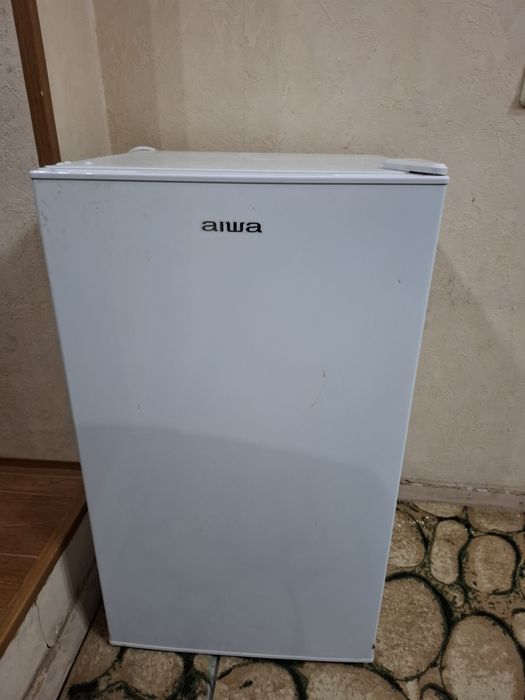 Холодильник Aiwa в рабочем состоянии.