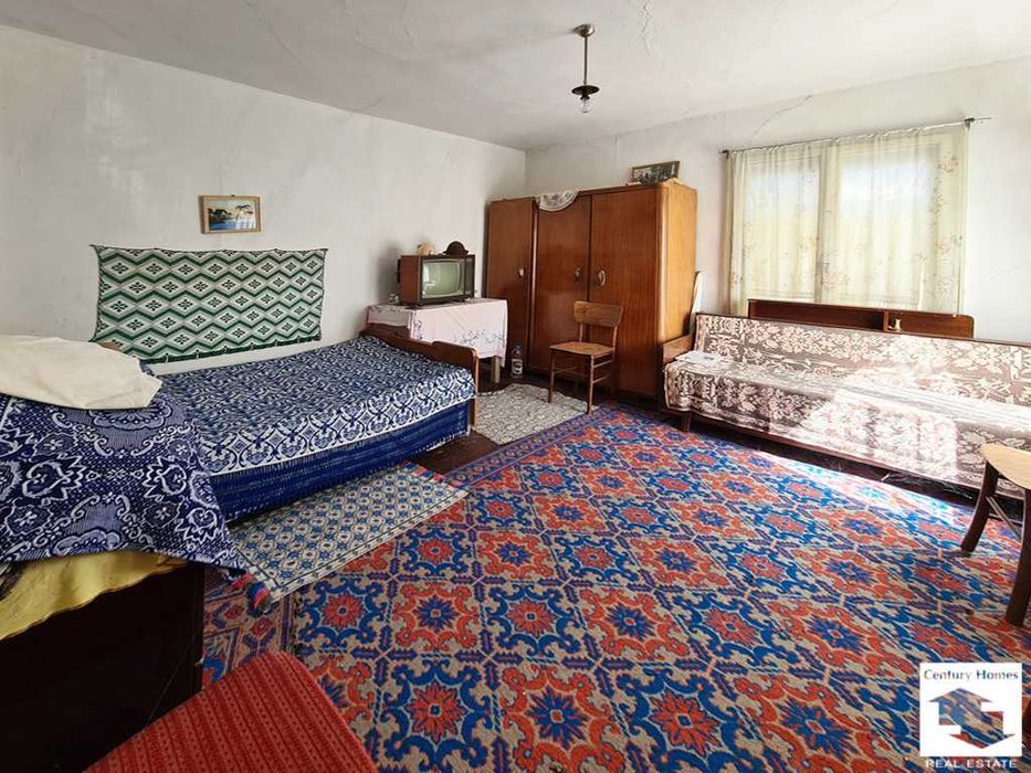 175090 Двуетажна къща с гараж и голям двор, в село до гр. Севлиево