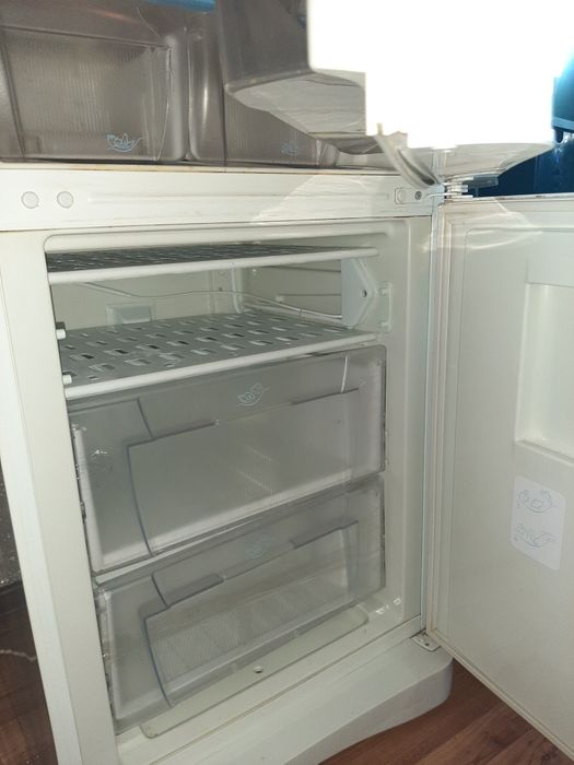 Холодильник indesit б/у, в рабочем состоянии,