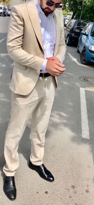 Бежов елегантен костюм