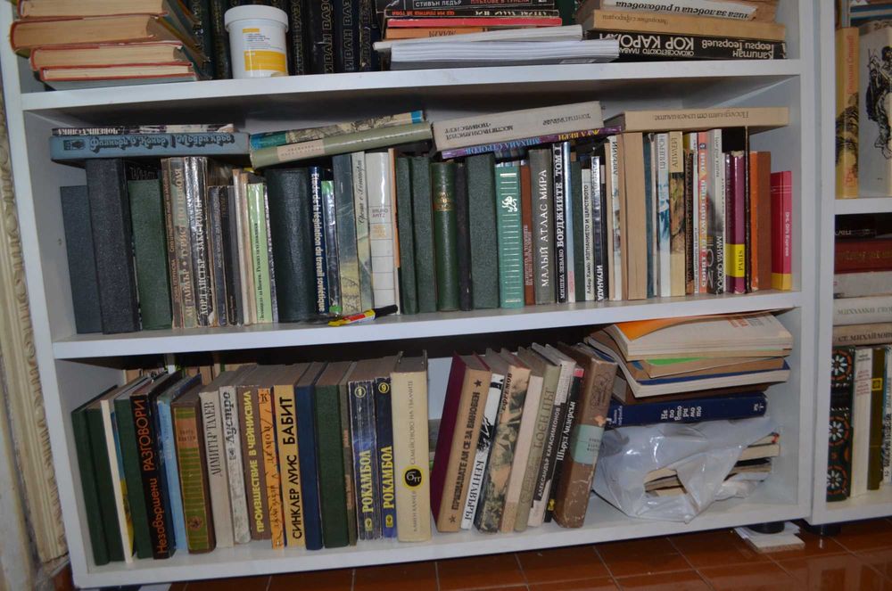 Подарявам количество стари книги